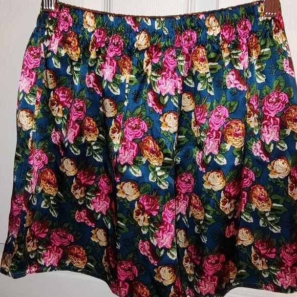 NWT VICTORIA'S SECRET VINTAGE BOXER SHORTS FLORAL 100% SILK NWT LADIES SMALL - Picture 1 of 6